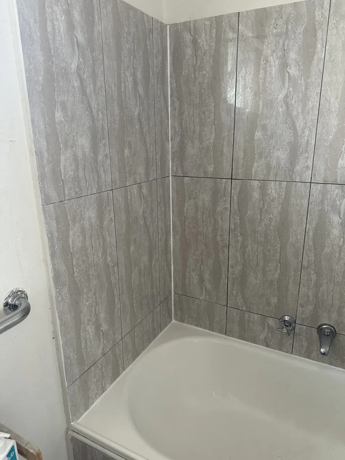 Sealed bath and shower recess in stone-look tiles