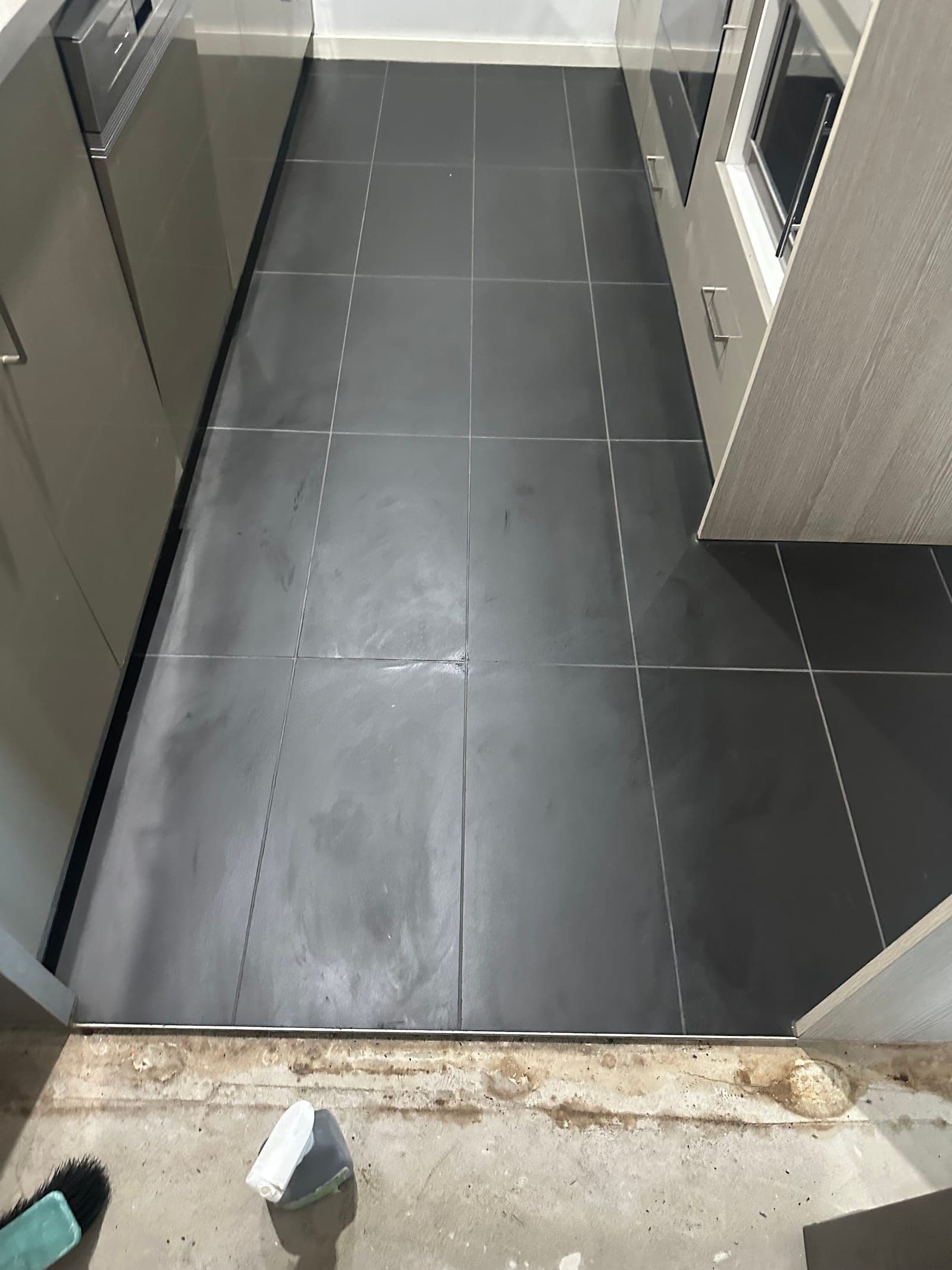 Sealed floor in dark large-format tiles