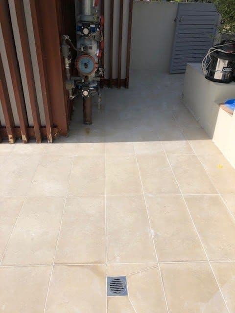 Sealed outdoor courtyard in travertine tiles