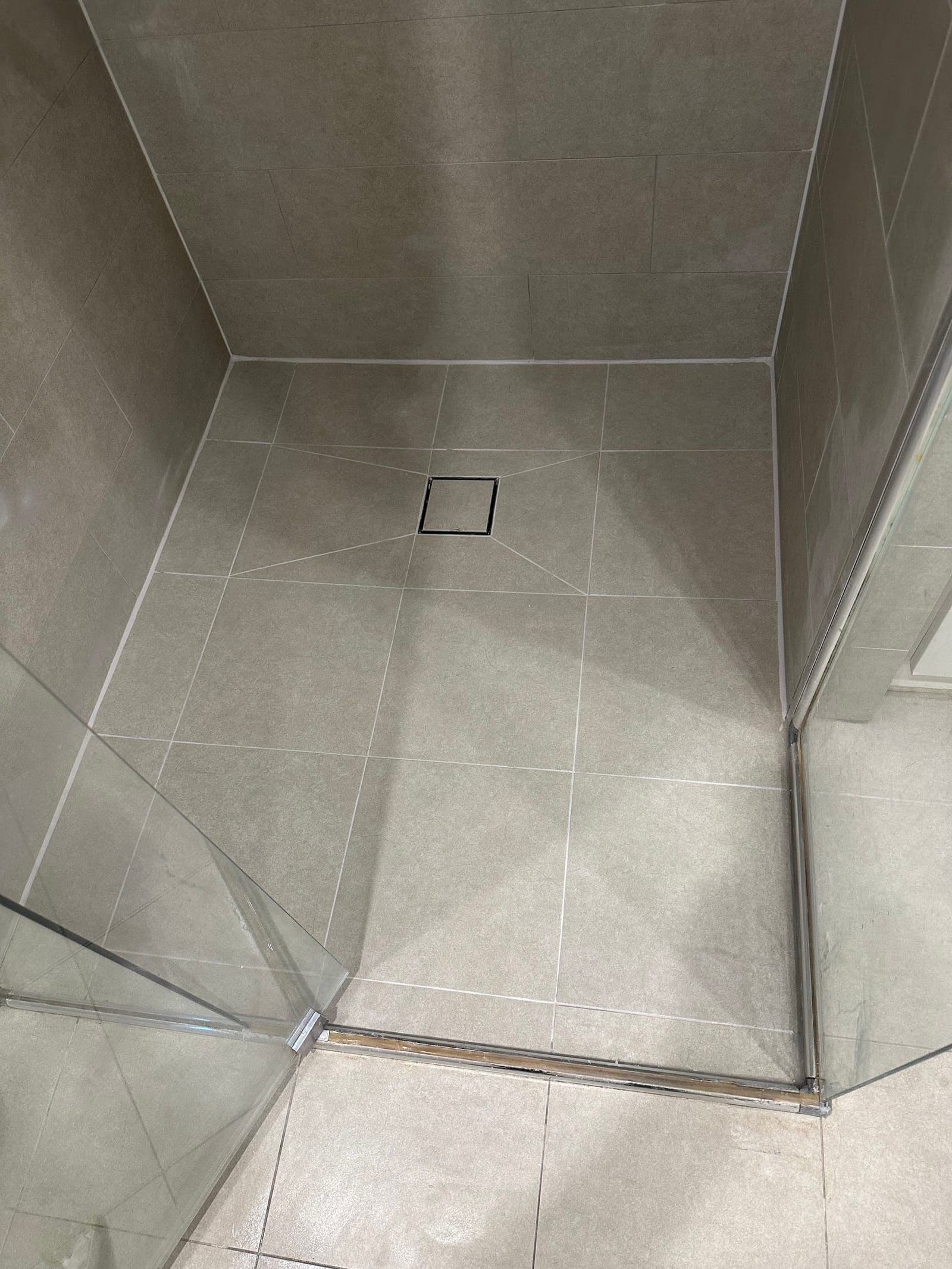 Sealed shower in large-format concrete-effect tiles